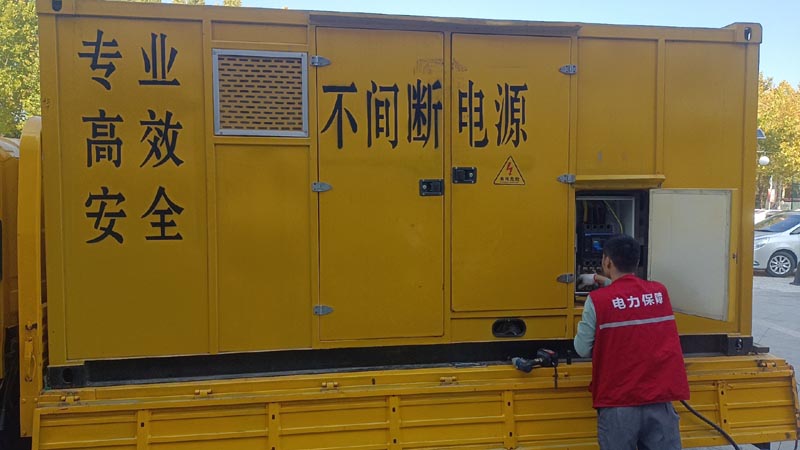 东兴柴油发电机组和UPS电源配合使用时，如何避免切换过程中的电力中断？